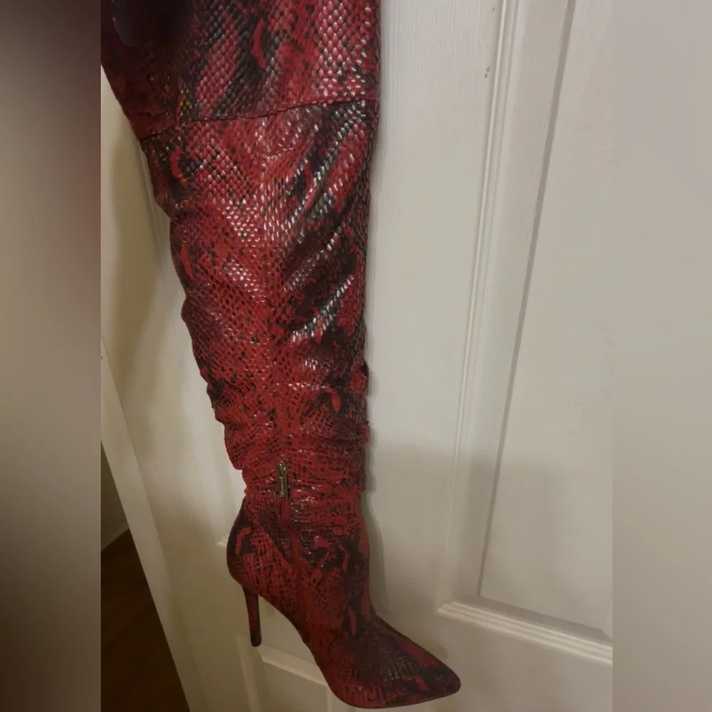 🔥 Jessica Simpson Red Snakeskin Thigh-High Boots – Size 10 – NEW 🔥 - Picture 3 of 6